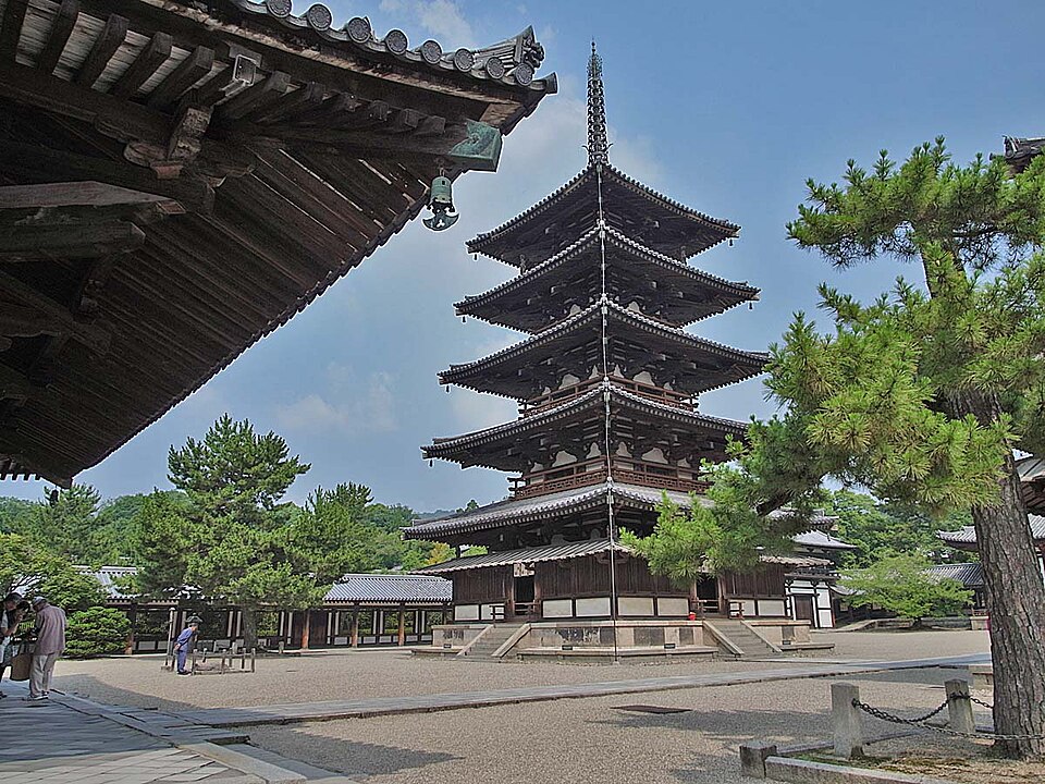 法隆寺五重塔と木造建築の構造美を写した奈良の寺院風景