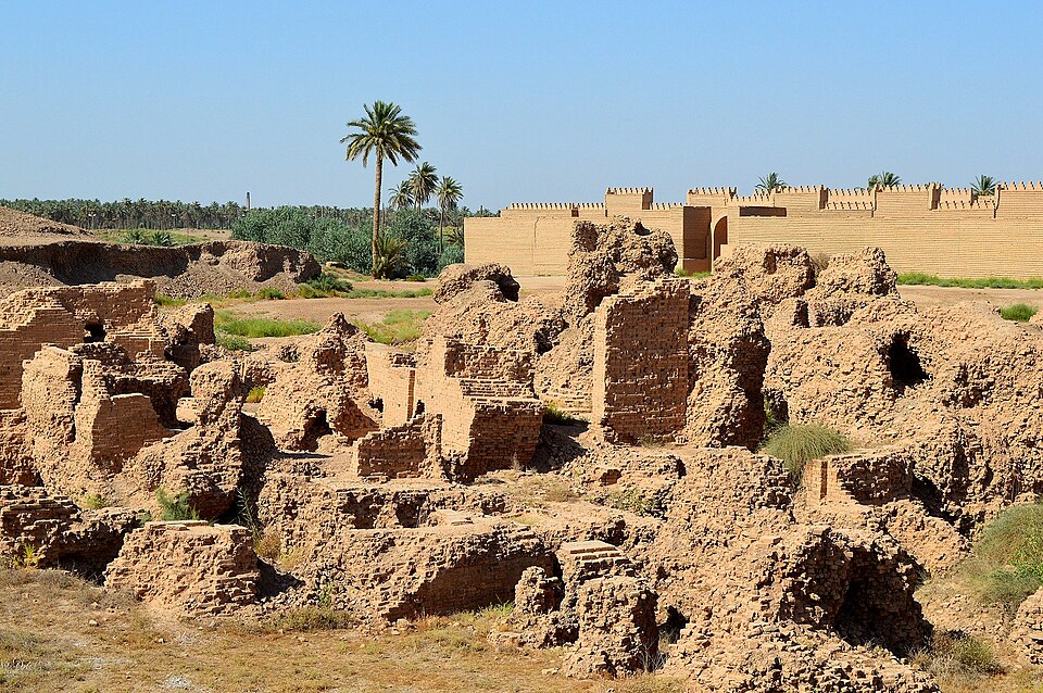 現在のバビロン遺跡に残る崩れた壁と土色の遺構。古代都市の痕跡が静かに広がっている