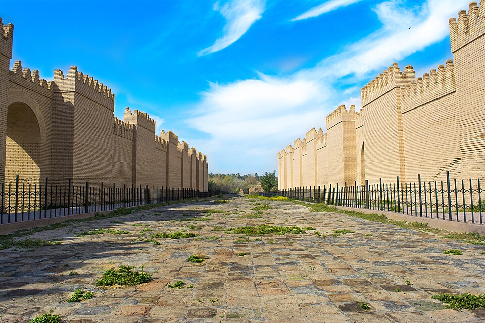 現在のバビロン遺跡に復元された城壁と石畳の道。古代都市の大通りを思わせる風景