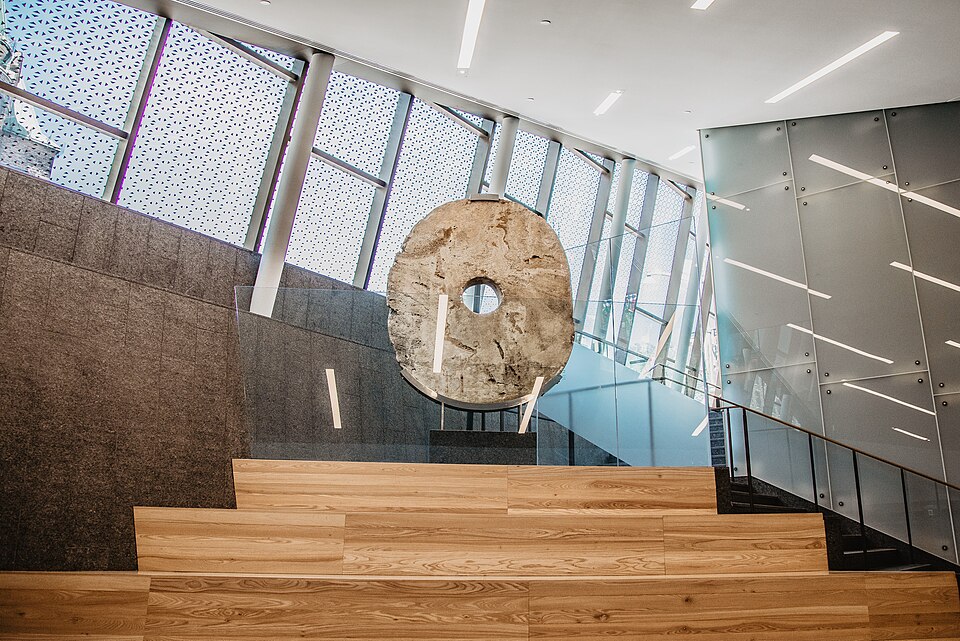 カナダ銀行博物館に展示されたヤップ島の石貨ライストーン