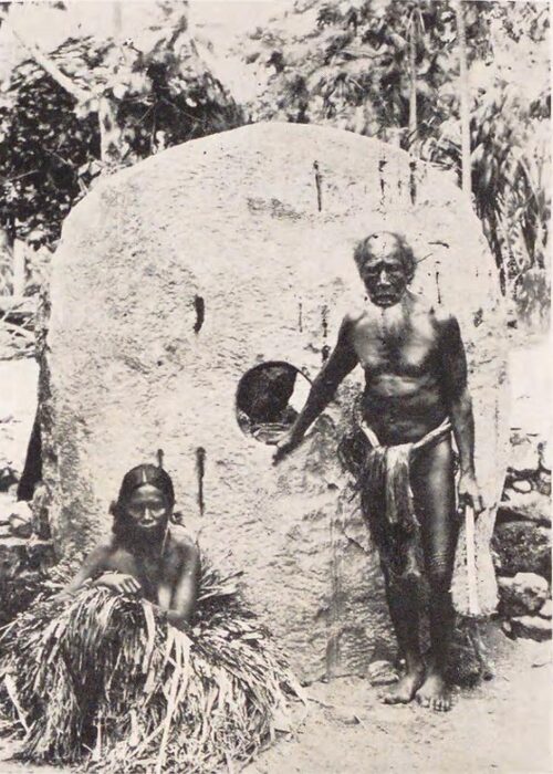 ヤップ島で使われていた石貨ライストーン(1932年頃の写真)