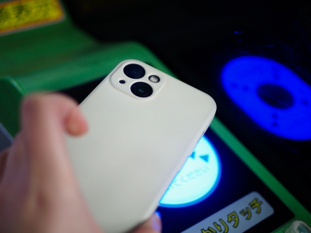 スマートフォンを決済端末にかざしてキャッシュレス決済をする様子