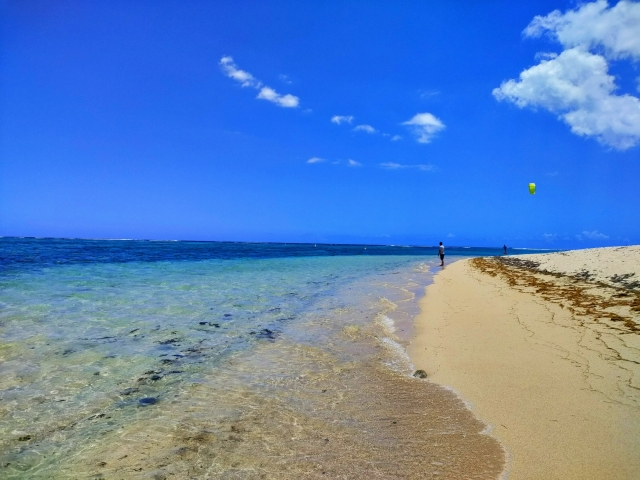 モーリシャスの白い砂浜と透明な青い海