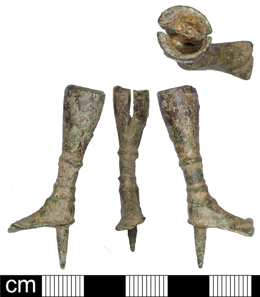 靴下とサンダルを履いた足をかたどったローマ時代のナイフの柄
