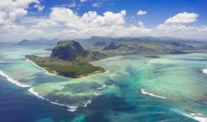 モーリシャスのル・モーン半島沖に見える海中の滝