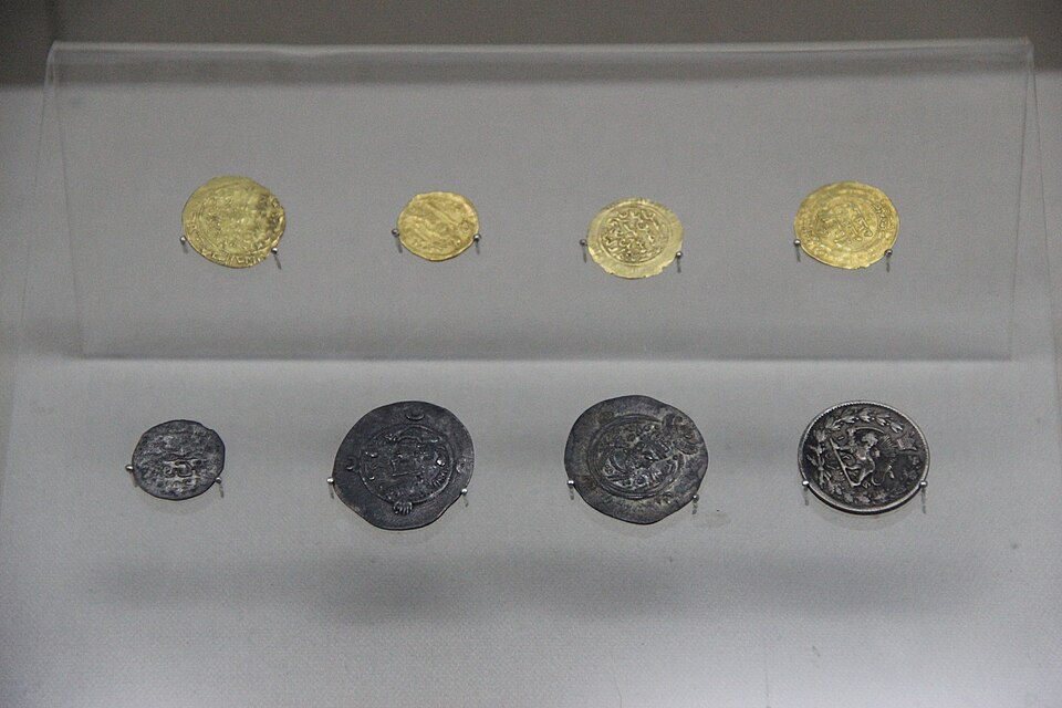 内モンゴル博物館に展示された元代の金貨と銀貨