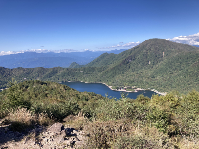 赤城山の山並みと湖を望む風景